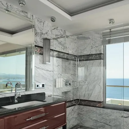 Villa Candia Lux, Cliffside Retreat & Beach Access, By Thinkvilla *